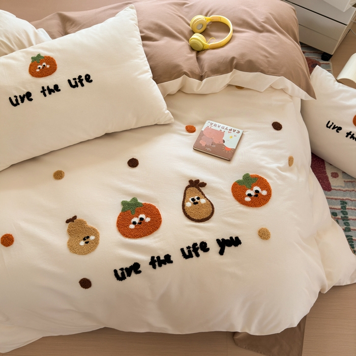 91家纺网 家纺一手货源 找家纺 如意朵 2025新款全棉磨毛卡通毛巾绣四件套（专版花型）-场景二 好柿发生