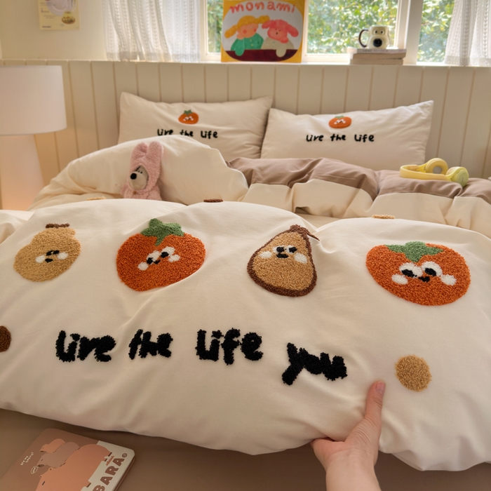 91家纺网 家纺一手货源 找家纺 如意朵 2025新款全棉磨毛卡通毛巾绣四件套（专版花型）-场景二 好柿发生