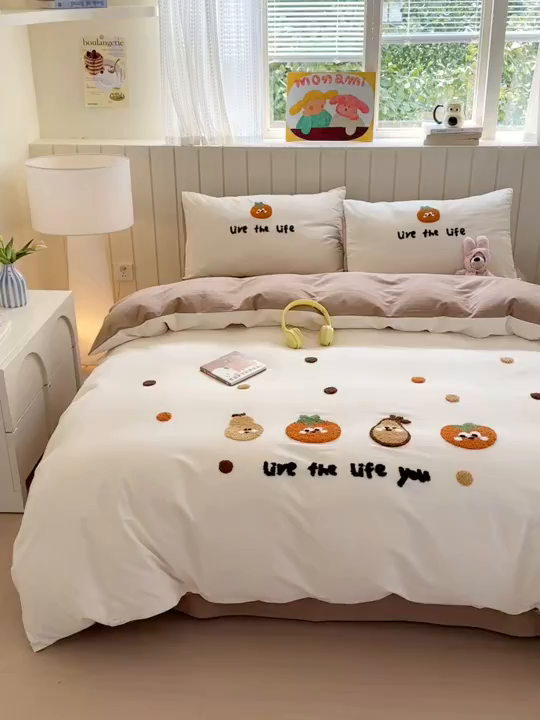 91家纺网 家纺一手货源 找家纺 如意朵 2025新款全棉磨毛卡通毛巾绣四件套（专版花型）-场景二 好柿发生