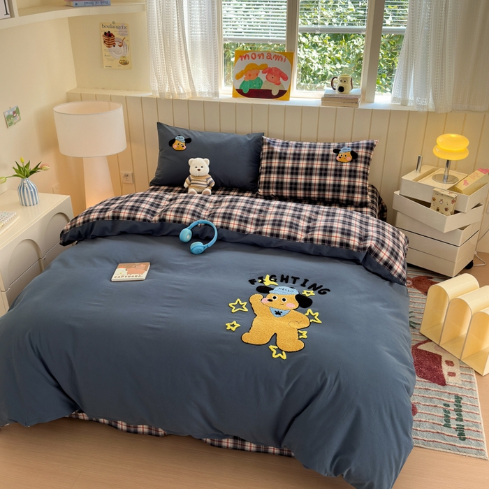 91家纺网 家纺一手货源 找家纺 如意朵 2025新款全棉磨毛卡通毛巾绣四件套（专版花型）-场景二 加油小狗