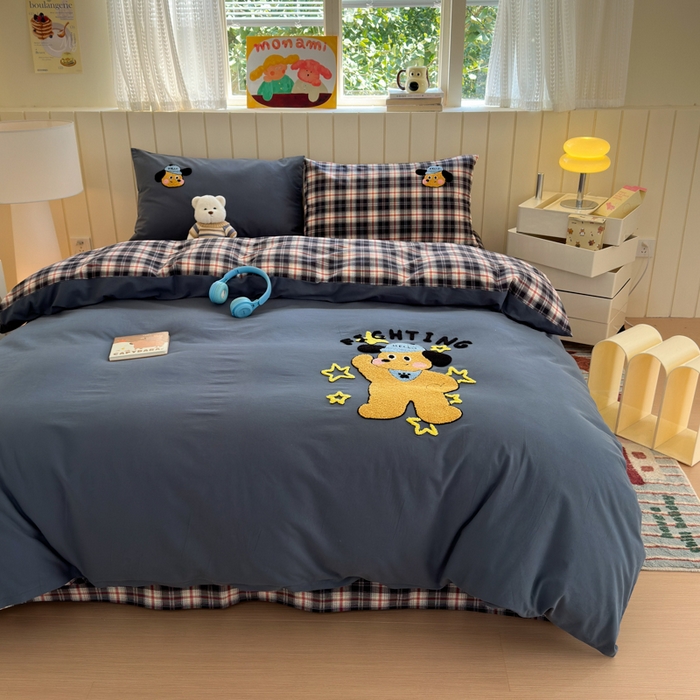 91家纺网 家纺一手货源 找家纺 如意朵 2025新款全棉磨毛卡通毛巾绣四件套（专版花型）-场景二 加油小狗