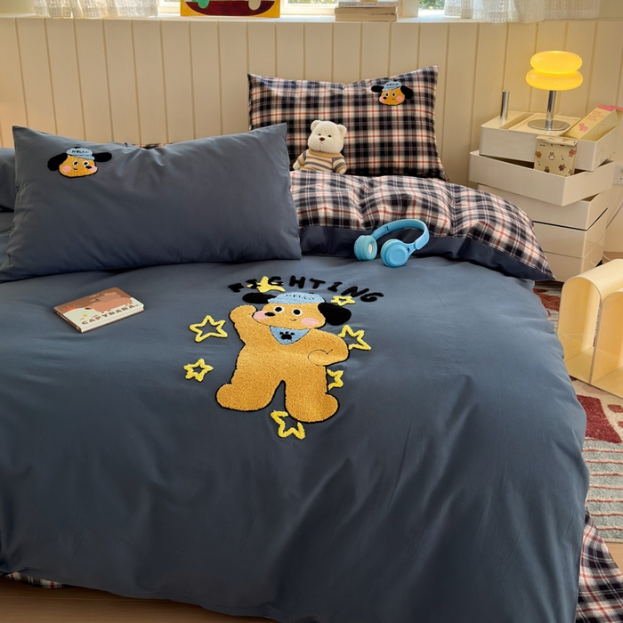 91家纺网 家纺一手货源 找家纺 如意朵 2025新款全棉磨毛卡通毛巾绣四件套（专版花型）-场景二 加油小狗