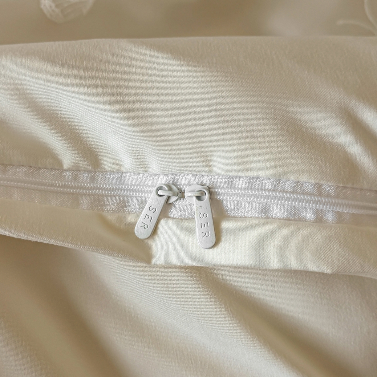 91家纺网 家纺一手货源 找家纺 千希家纺 2025新款斜纹亲肤棉提花四件套-洛莉系列（提供买家秀） 洛莉-米白