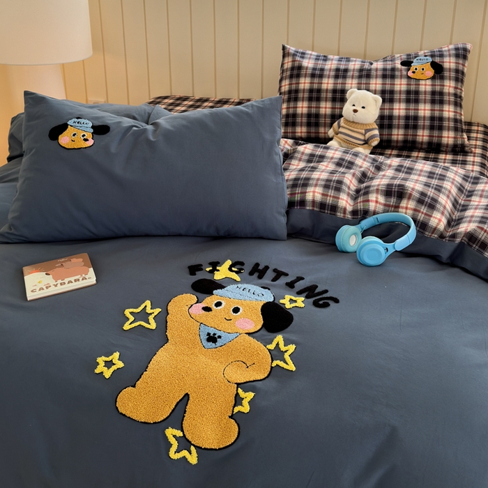 91家纺网 家纺一手货源 找家纺 如意朵 2025新款全棉磨毛卡通毛巾绣四件套（专版花型）-场景二 加油小狗