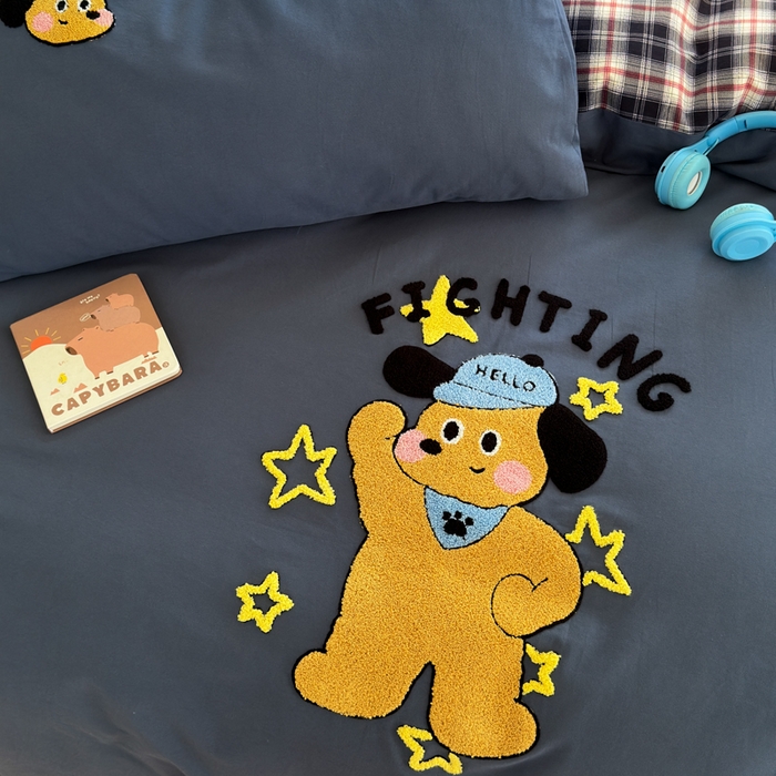 91家纺网 家纺一手货源 找家纺 如意朵 2025新款全棉磨毛卡通毛巾绣四件套（专版花型）-场景二 加油小狗