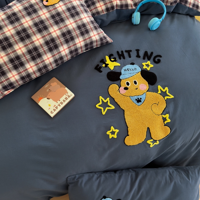 91家纺网 家纺一手货源 找家纺 如意朵 2025新款全棉磨毛卡通毛巾绣四件套（专版花型）-场景二 加油小狗