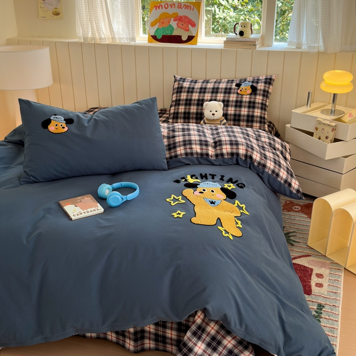 91家纺网 家纺一手货源 找家纺 如意朵 2025新款全棉磨毛卡通毛巾绣四件套（专版花型）-场景二 加油小狗