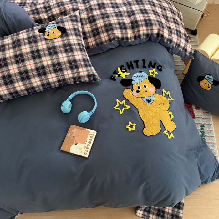 91家纺网 家纺一手货源 找家纺 如意朵 2025新款全棉磨毛卡通毛巾绣四件套（专版花型）-场景二 加油小狗