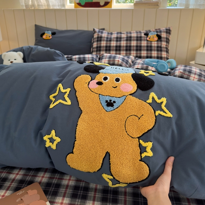 91家纺网 家纺一手货源 找家纺 如意朵 2025新款全棉磨毛卡通毛巾绣四件套（专版花型）-场景二 加油小狗