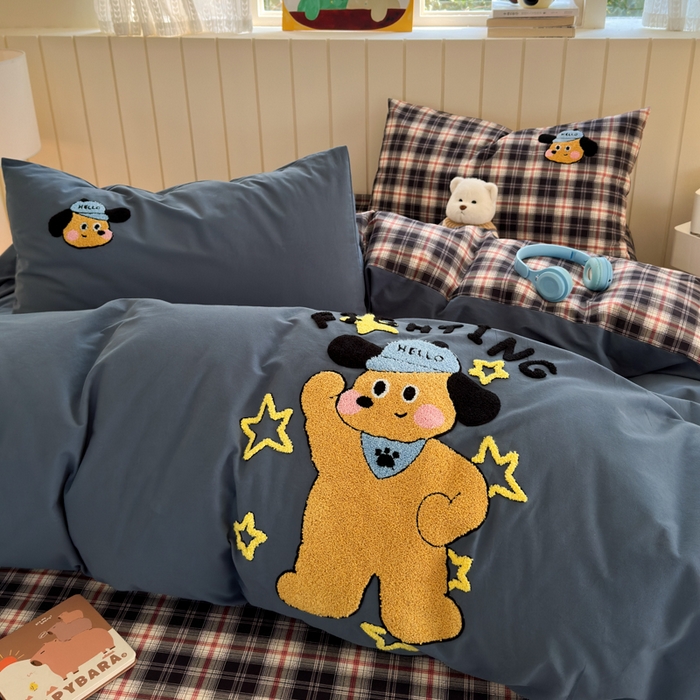 91家纺网 家纺一手货源 找家纺 如意朵 2025新款全棉磨毛卡通毛巾绣四件套（专版花型）-场景二 加油小狗