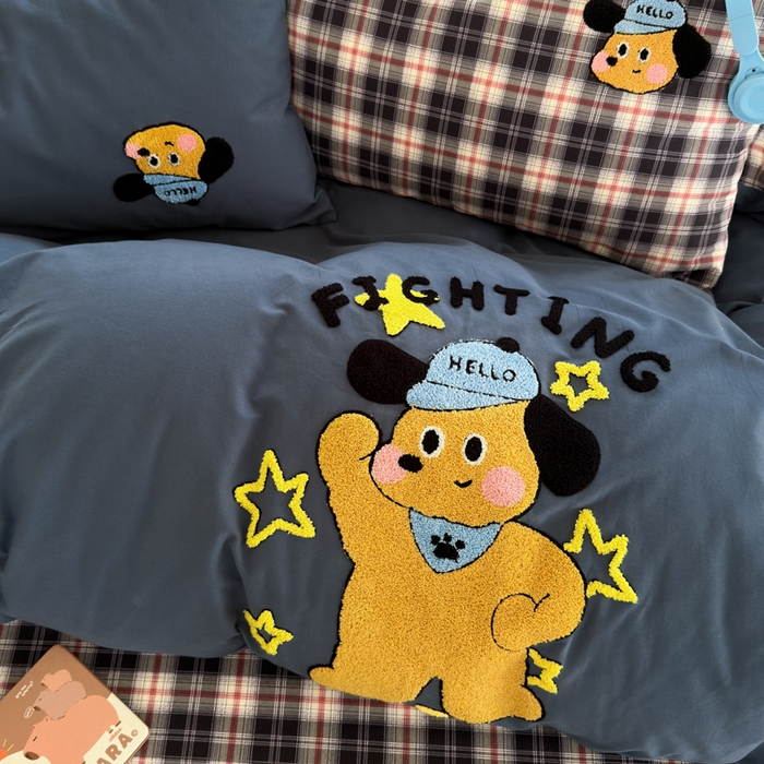 91家纺网 家纺一手货源 找家纺 如意朵 2025新款全棉磨毛卡通毛巾绣四件套（专版花型）-场景二 加油小狗