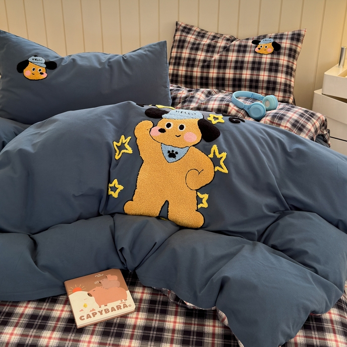 91家纺网 家纺一手货源 找家纺 如意朵 2025新款全棉磨毛卡通毛巾绣四件套（专版花型）-场景二 加油小狗