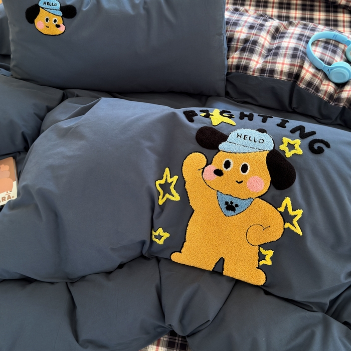 91家纺网 家纺一手货源 找家纺 如意朵 2025新款全棉磨毛卡通毛巾绣四件套（专版花型）-场景二 加油小狗