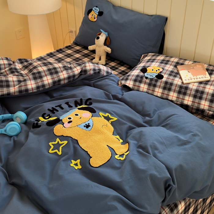 91家纺网 家纺一手货源 找家纺 如意朵 2025新款全棉磨毛卡通毛巾绣四件套（专版花型）-场景二 加油小狗