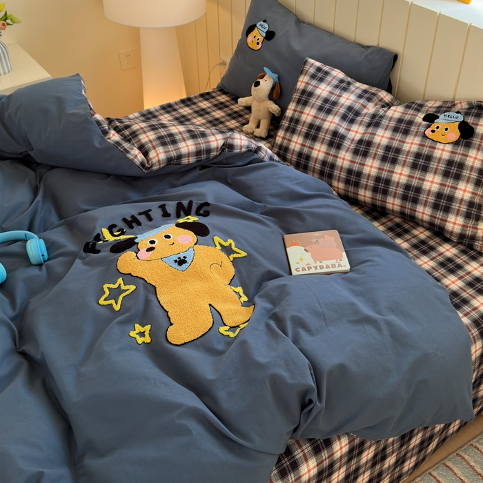 91家纺网 家纺一手货源 找家纺 如意朵 2025新款全棉磨毛卡通毛巾绣四件套（专版花型）-场景二 加油小狗