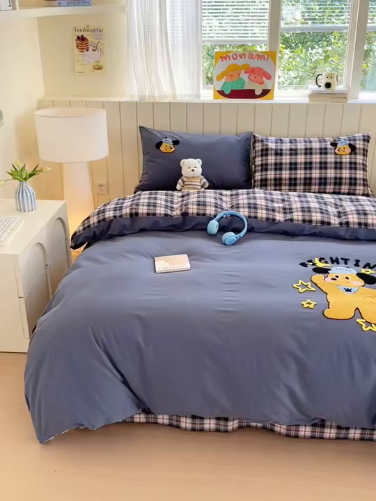 91家纺网 家纺一手货源 找家纺 如意朵 2025新款全棉磨毛卡通毛巾绣四件套（专版花型）-场景二 加油小狗