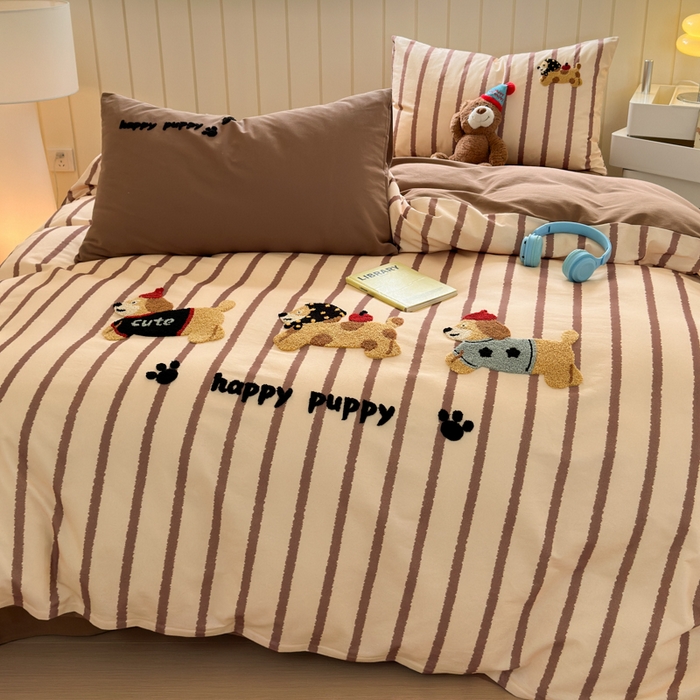 91家纺网 家纺一手货源 找家纺 如意朵 2025新款全棉磨毛卡通毛巾绣四件套（专版花型）-场景二 快乐小狗