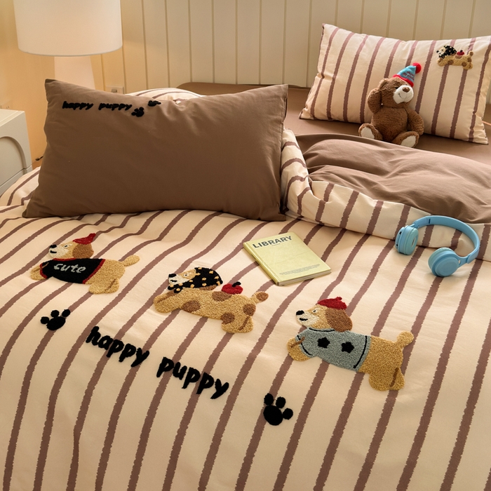 91家纺网 家纺一手货源 找家纺 如意朵 2025新款全棉磨毛卡通毛巾绣四件套（专版花型）-场景二 快乐小狗