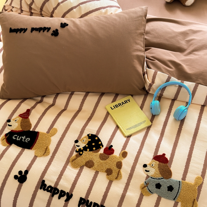 91家纺网 家纺一手货源 找家纺 如意朵 2025新款全棉磨毛卡通毛巾绣四件套（专版花型）-场景二 快乐小狗