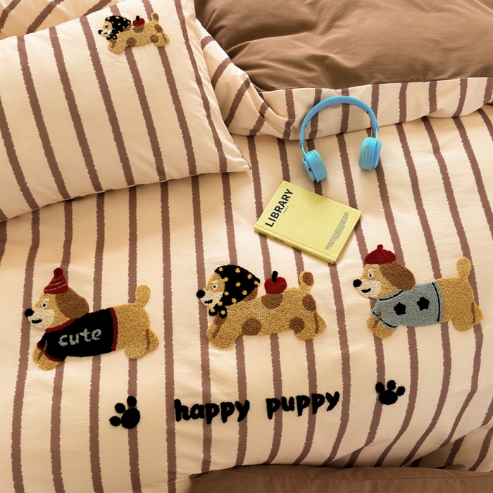 91家纺网 家纺一手货源 找家纺 如意朵 2025新款全棉磨毛卡通毛巾绣四件套（专版花型）-场景二 快乐小狗