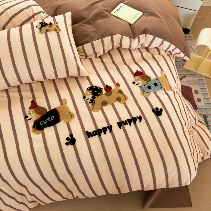 91家纺网 家纺一手货源 找家纺 如意朵 2025新款全棉磨毛卡通毛巾绣四件套（专版花型）-场景二 快乐小狗