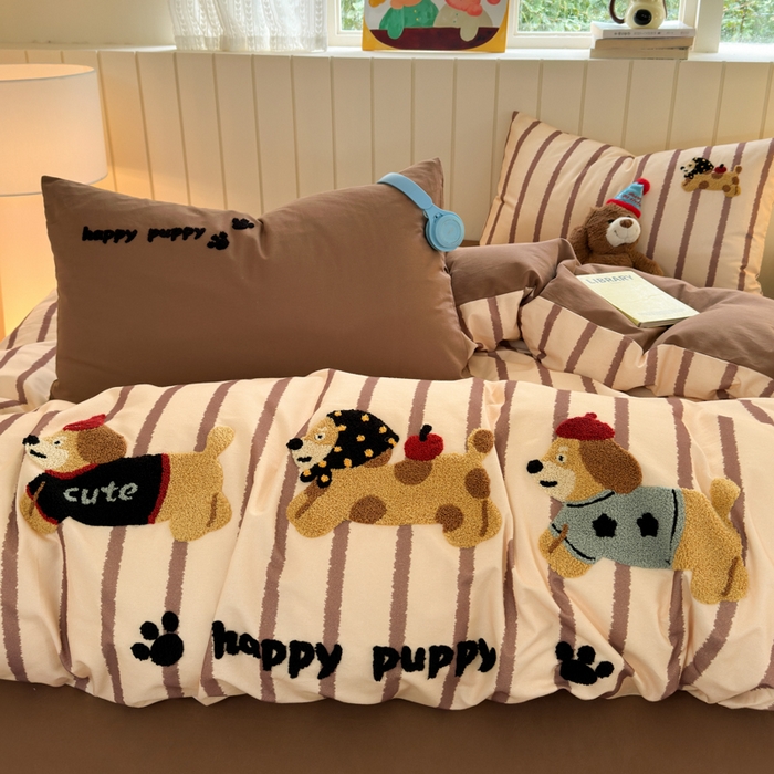 91家纺网 家纺一手货源 找家纺 如意朵 2025新款全棉磨毛卡通毛巾绣四件套（专版花型）-场景二 快乐小狗