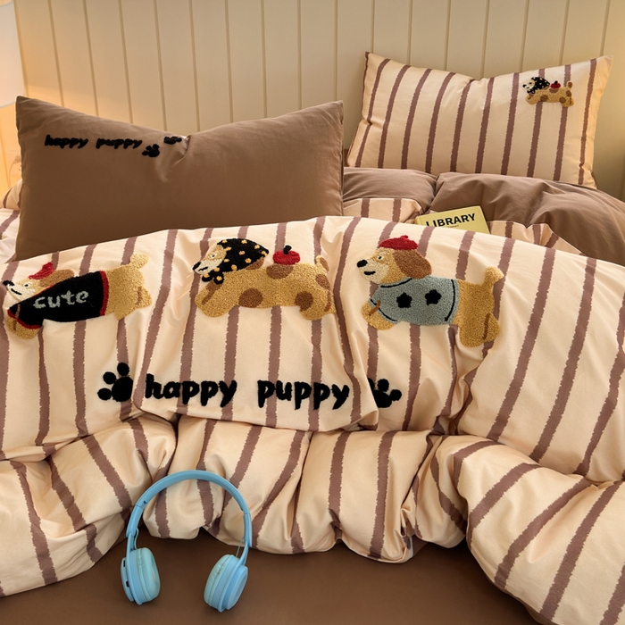 91家纺网 家纺一手货源 找家纺 如意朵 2025新款全棉磨毛卡通毛巾绣四件套（专版花型）-场景二 快乐小狗