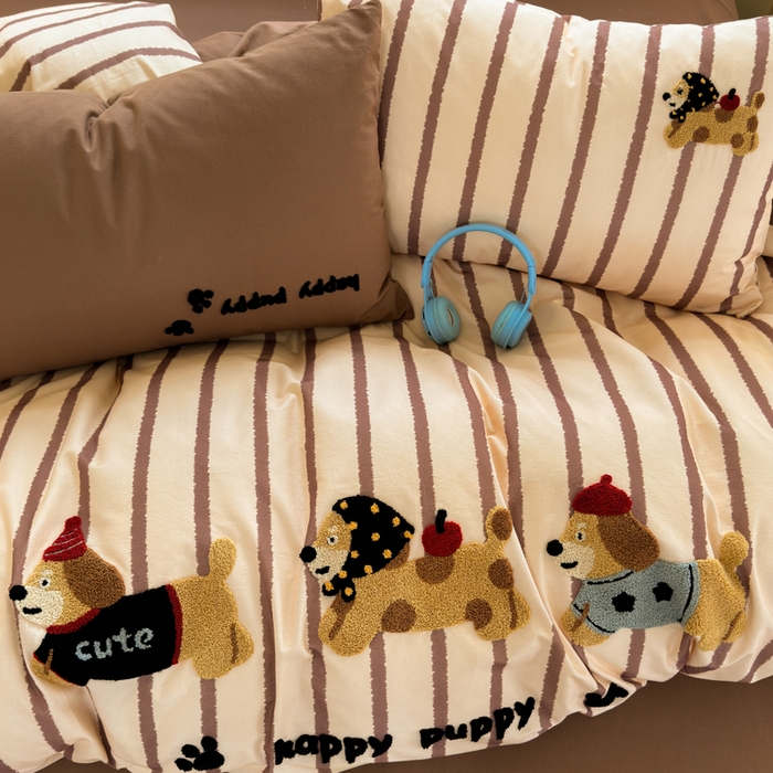 91家纺网 家纺一手货源 找家纺 如意朵 2025新款全棉磨毛卡通毛巾绣四件套（专版花型）-场景二 快乐小狗