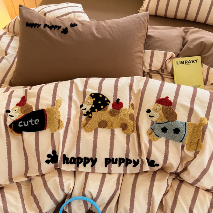 91家纺网 家纺一手货源 找家纺 如意朵 2025新款全棉磨毛卡通毛巾绣四件套（专版花型）-场景二 快乐小狗