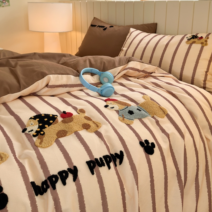 91家纺网 家纺一手货源 找家纺 如意朵 2025新款全棉磨毛卡通毛巾绣四件套（专版花型）-场景二 快乐小狗