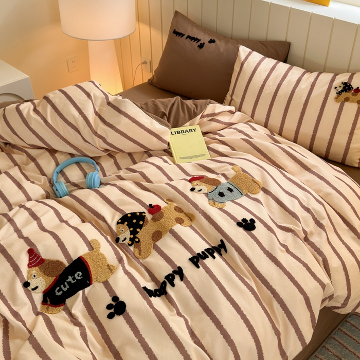 91家纺网 家纺一手货源 找家纺 如意朵 2025新款全棉磨毛卡通毛巾绣四件套（专版花型）-场景二 快乐小狗