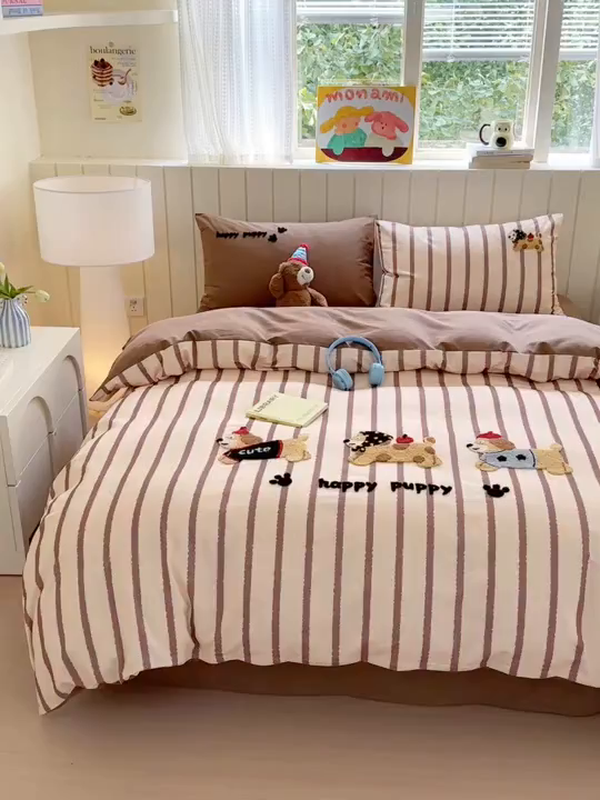 91家纺网 家纺一手货源 找家纺 如意朵 2025新款全棉磨毛卡通毛巾绣四件套（专版花型）-场景二 快乐小狗