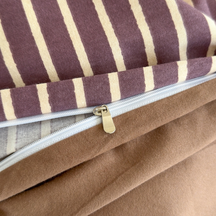 91家纺网 家纺一手货源 找家纺 如意朵 2025新款全棉磨毛卡通毛巾绣四件套（专版花型）-场景二 猫咪一家