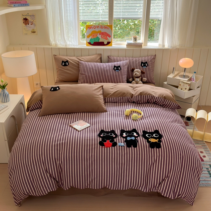 如意朵 2025新款全棉磨毛卡通毛巾绣四件套（专版花型）-场景二 猫咪一家