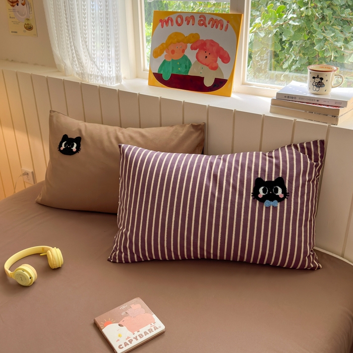 91家纺网 家纺一手货源 找家纺 如意朵 2025新款全棉磨毛卡通毛巾绣四件套（专版花型）-场景二 猫咪一家