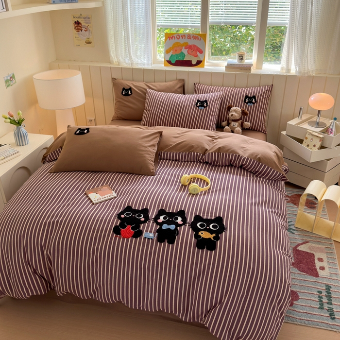 91家纺网 家纺一手货源 找家纺 如意朵 2025新款全棉磨毛卡通毛巾绣四件套（专版花型）-场景二 猫咪一家