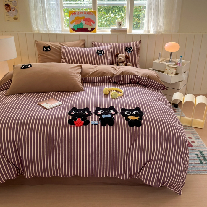 91家纺网 家纺一手货源 找家纺 如意朵 2025新款全棉磨毛卡通毛巾绣四件套（专版花型）-场景二 猫咪一家