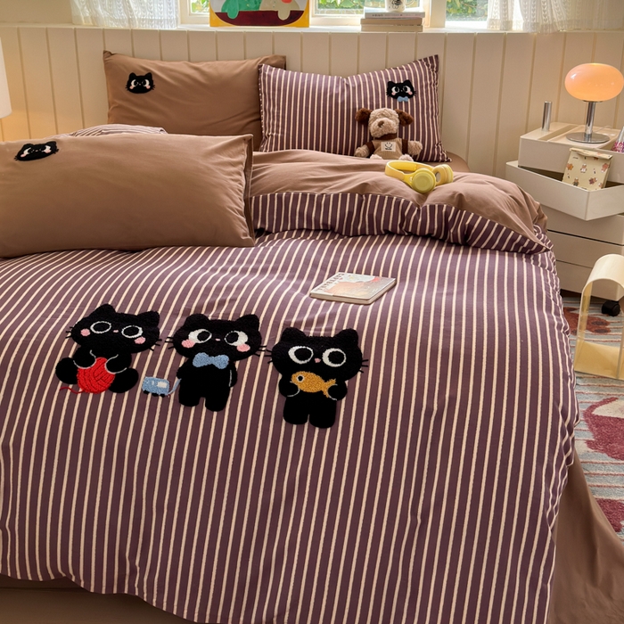 91家纺网 家纺一手货源 找家纺 如意朵 2025新款全棉磨毛卡通毛巾绣四件套（专版花型）-场景二 猫咪一家