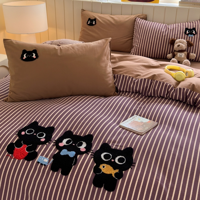 91家纺网 家纺一手货源 找家纺 如意朵 2025新款全棉磨毛卡通毛巾绣四件套（专版花型）-场景二 猫咪一家