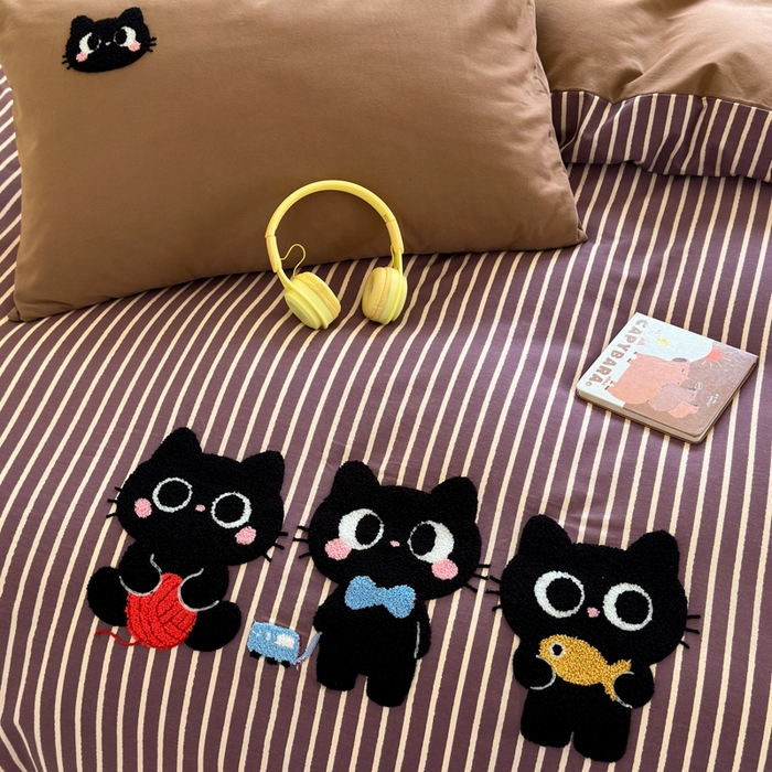 91家纺网 家纺一手货源 找家纺 如意朵 2025新款全棉磨毛卡通毛巾绣四件套（专版花型）-场景二 猫咪一家