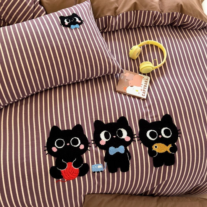 91家纺网 家纺一手货源 找家纺 如意朵 2025新款全棉磨毛卡通毛巾绣四件套（专版花型）-场景二 猫咪一家