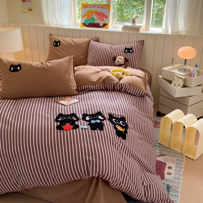 91家纺网 家纺一手货源 找家纺 如意朵 2025新款全棉磨毛卡通毛巾绣四件套（专版花型）-场景二 猫咪一家