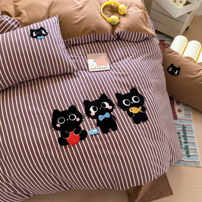 91家纺网 家纺一手货源 找家纺 如意朵 2025新款全棉磨毛卡通毛巾绣四件套（专版花型）-场景二 猫咪一家