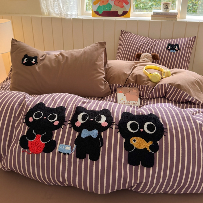 91家纺网 家纺一手货源 找家纺 如意朵 2025新款全棉磨毛卡通毛巾绣四件套（专版花型）-场景二 猫咪一家