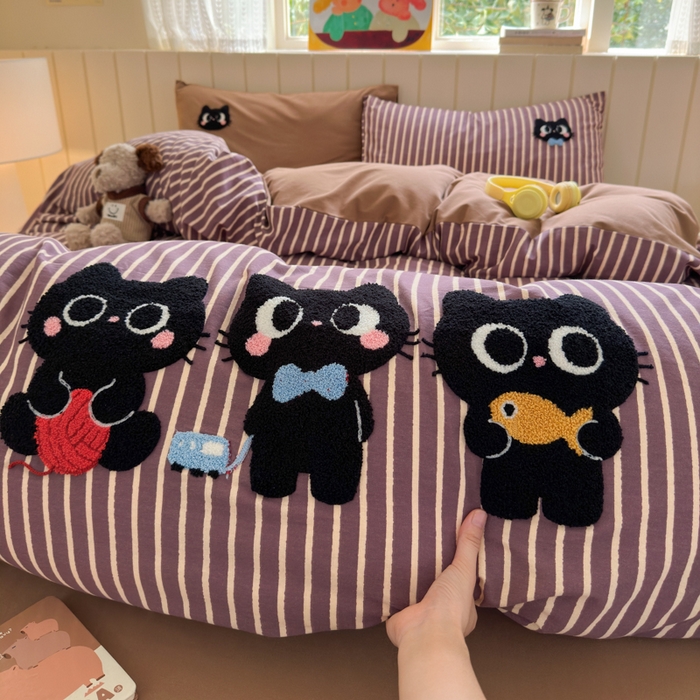 91家纺网 家纺一手货源 找家纺 如意朵 2025新款全棉磨毛卡通毛巾绣四件套（专版花型）-场景二 猫咪一家