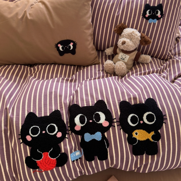 91家纺网 家纺一手货源 找家纺 如意朵 2025新款全棉磨毛卡通毛巾绣四件套（专版花型）-场景二 猫咪一家