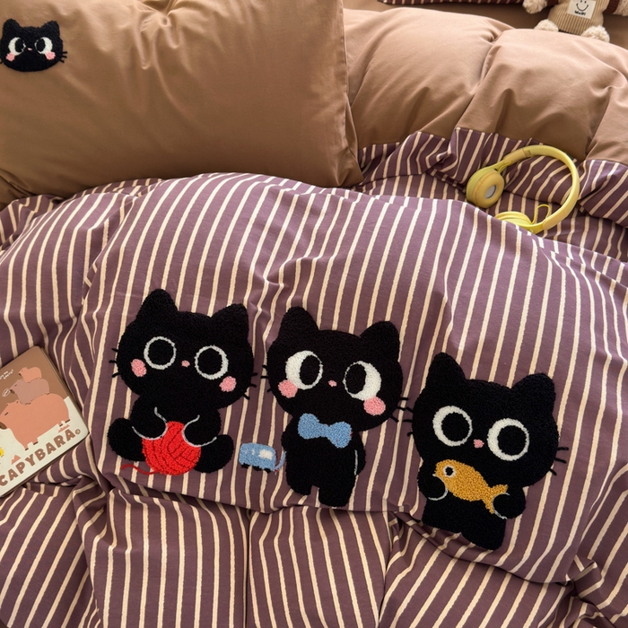 91家纺网 家纺一手货源 找家纺 如意朵 2025新款全棉磨毛卡通毛巾绣四件套（专版花型）-场景二 猫咪一家