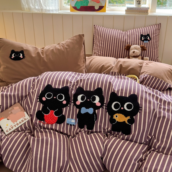 91家纺网 家纺一手货源 找家纺 如意朵 2025新款全棉磨毛卡通毛巾绣四件套（专版花型）-场景二 猫咪一家