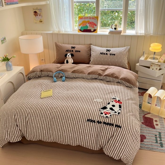 91家纺网 家纺一手货源 找家纺 如意朵 2025新款全棉磨毛卡通毛巾绣四件套（专版花型）-场景二 猫抓鱼