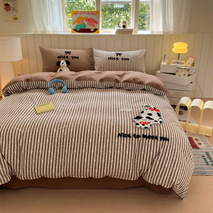 91家纺网 家纺一手货源 找家纺 如意朵 2025新款全棉磨毛卡通毛巾绣四件套（专版花型）-场景二 猫抓鱼